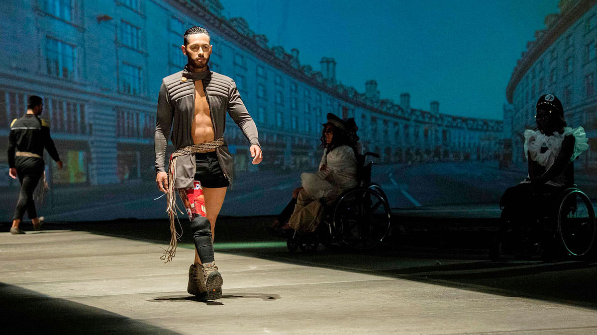 A man wearing a prosthesis on his leg models a creation by Colombian designer Guio Di Colombia during the Walkway Inclusion fashion show in Cali, Colombia on November 29, 2017. Photo: AFP