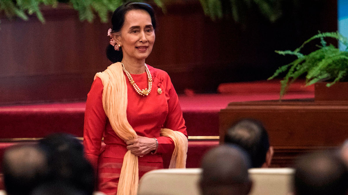 Myanmar`s civilian leader Aung San Suu Kyi (C) arrives at the opening ceremony of a high-level meeting held by the Communist Party of China (CPC) at the Great Hall of the People on 1 December, 2017. Photo: AFP