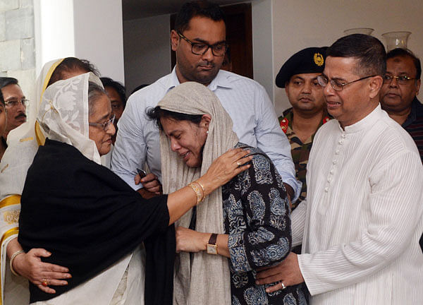 Prime minister Sheikh Hasina consoles Annisul`s bereaved wife Rubana Huq. Chief of Army Staff general Abu Belal Muhammad Shafiul Huq, also Annisul’s younger brother, is also seen in the picture. Photo: PID