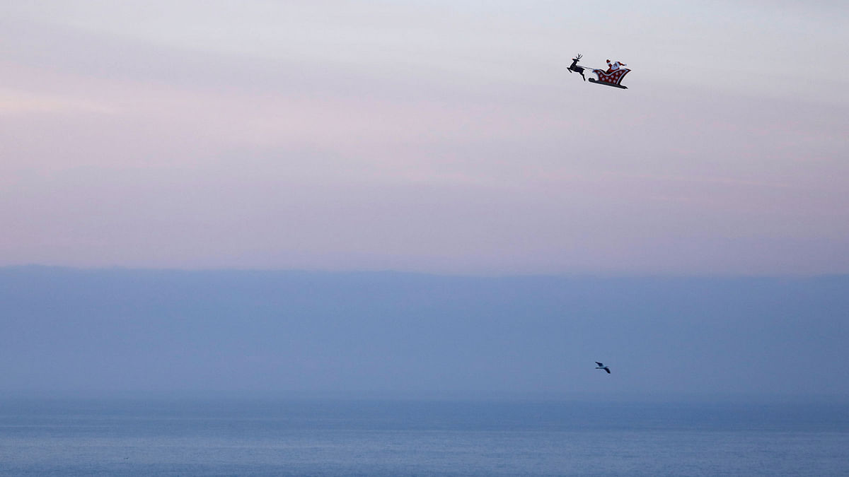 A 10-foot long remote controlled flying Santa makes a test flight over the ocean in Carlsbad, California, USA. 3 December 2017. Photo: Reuters