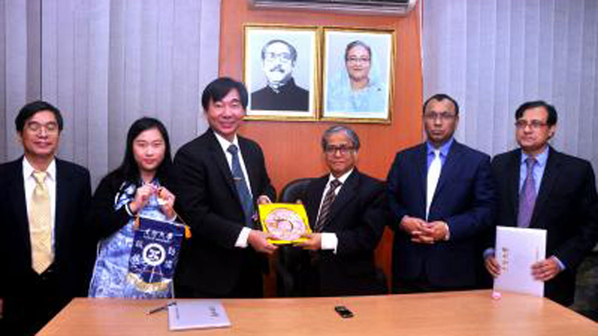 DU treasurer Md Kamal Uddin and Yuan Ze University vice-president Chih-Min Lin sing MoU on behalf of their respective universities at the vice-chancellor`s lounge on the DU campus. Photo: BSS.