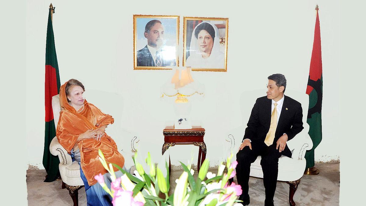 A six-member team of Communist Party of China meets BNP chairperson, Khaleda Zia, at her Gulshan office on Thursday. Photo: Prothom Alo