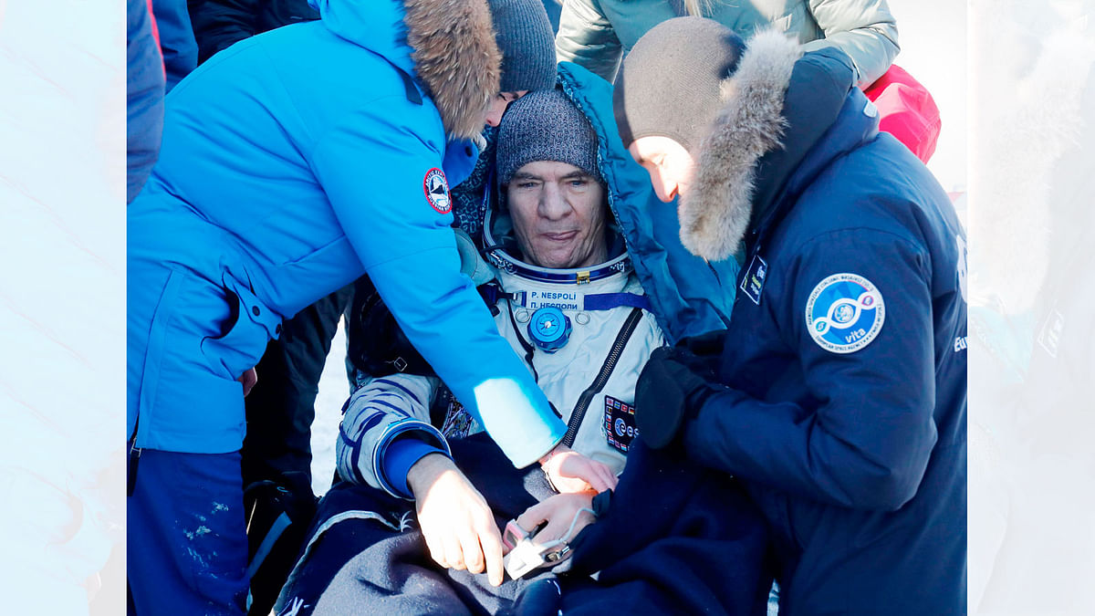 Ground personnel help Italian astronaut Paolo Nespoli of the European Space Agency after landing in a remote area outside the town of Dzhezkazgan (Zhezkazgan), Kazakhstan, on 14 December, 2017. Photo: AFP