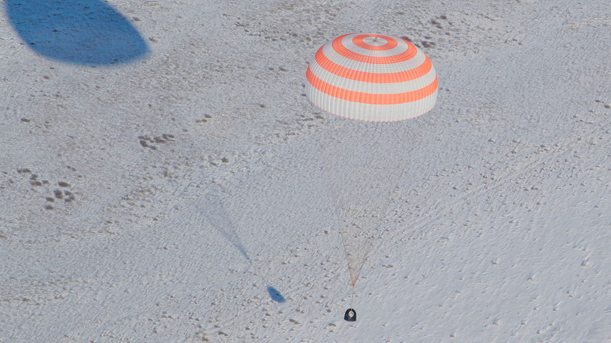 The Soyuz MS-05 space capsule carrying the International Space Station (ISS) crew of NASA astronaut Randy Bresnik, Russian cosmonaut Sergey Ryazanskiy and Italian astronaut Paolo Nespoli of the European Space Agency lands in a remote area outside the town of Dzhezkazgan (Zhezkazgan), Kazakhstan, on 14 December, 2017. Photo: AFP
