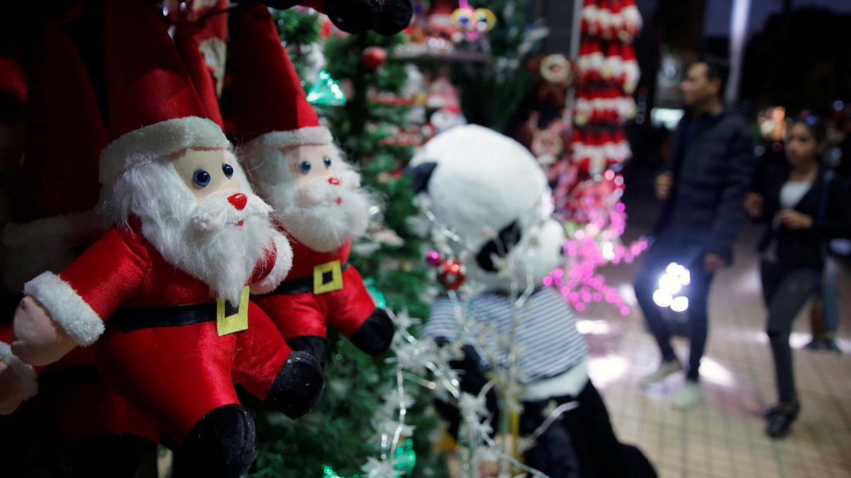 People look at Santa Claus toys outside a Christmas decoration shop on the eve of Christmas, while the capital is on high security alert, in Cairo, Egypt 24 December, 2017. Photo: Reuters