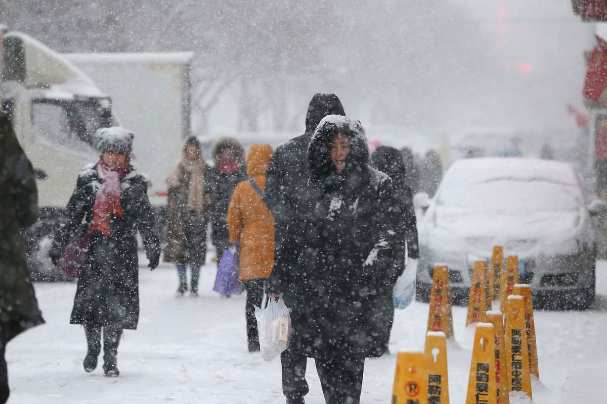 Pedestrians walk amid heavy snow in Xinjiang Uygur Autonomous Region, China on 27 December 2017. Photo: Reuters