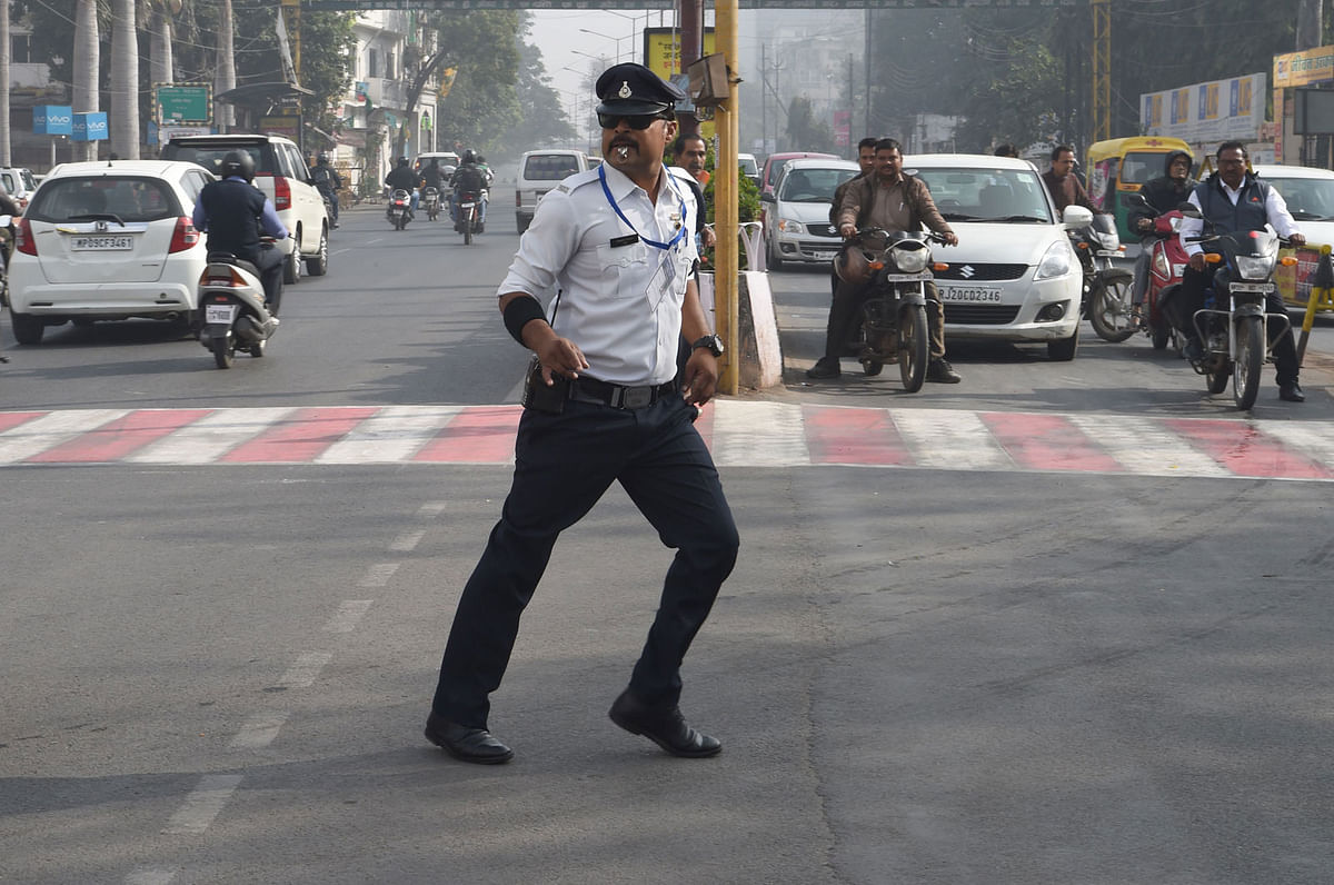 Indian traffic policeman Ranjeet Singh directs traffic while `moonwalking` (Dance step by Michel Jackson) at an intersection of Indore in India. The photo is published on 28 December. Photo: AFP