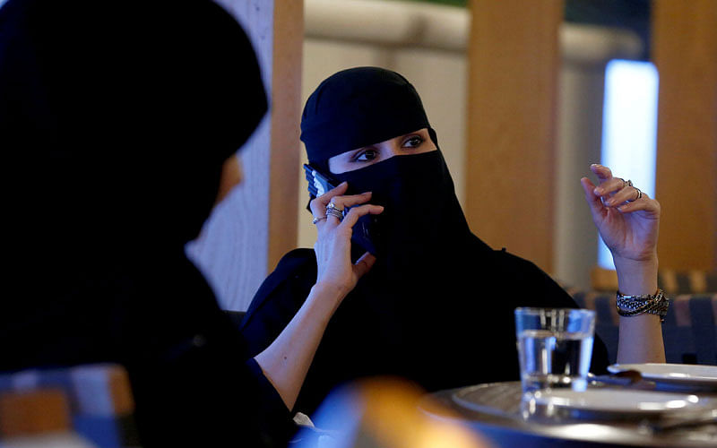 A woman speaks on a mobile phone in a cafe in Riyadh, Saudi Arabia 6 October, 2016. Photo: Reuters