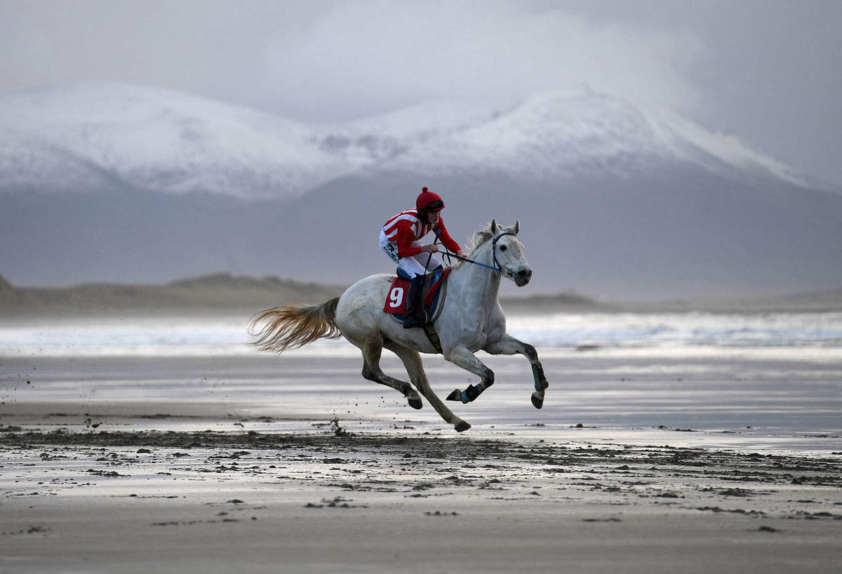 Runners and riders participate in the Christmas Ballyheigue beach horse races in the County Kerry village of Ballyheigue, Ireland, 27 December 2017. Photo: Reuters