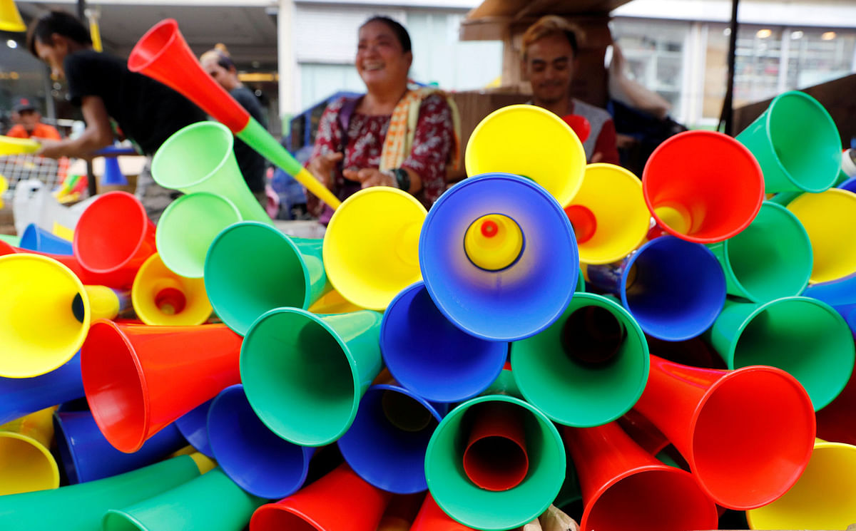 Vendors sell plastic horns ahead of New Year celebrations in Divisoria, Manila in the Philippines, 29 December 2017. Photo: Reuters