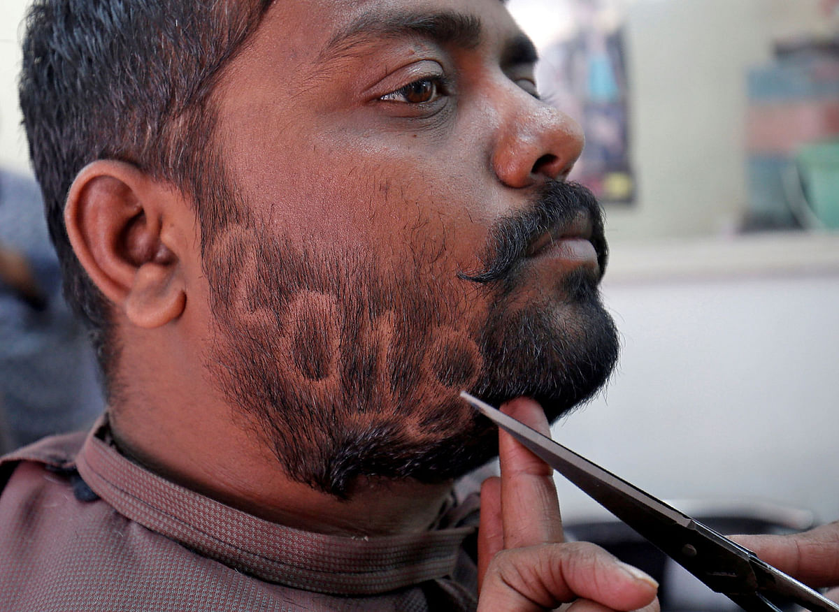 A man has his beard trimmed to show number 2018 to welcome the New Year inside a barbershop in Ahmedabad, India, on 29 December 2017. Photo: Reuters