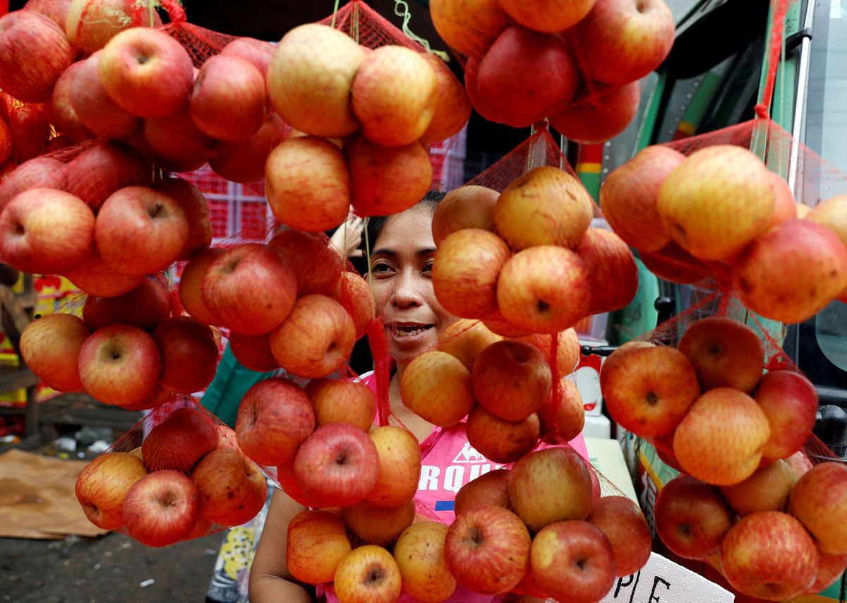 A vendor sells apples at a fruit stall ahead of New Year celebrations in Divisoria, Manila, Philippines, on 29 December 2017. Photo: Reuters