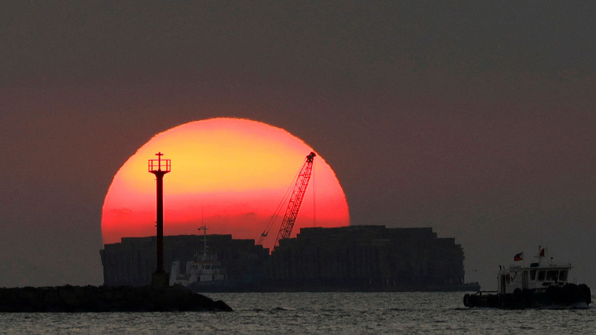 The last sunset of 2017 is pictured at Manila Bay, Philippines 31 December 2017. Reuters