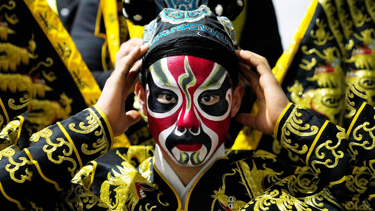A Beijing Opera performer prepares for a countdown event celebrating the New Year at Yongdingmen Gate in Beijing, China on 31 December 2017. Photo: Reuters