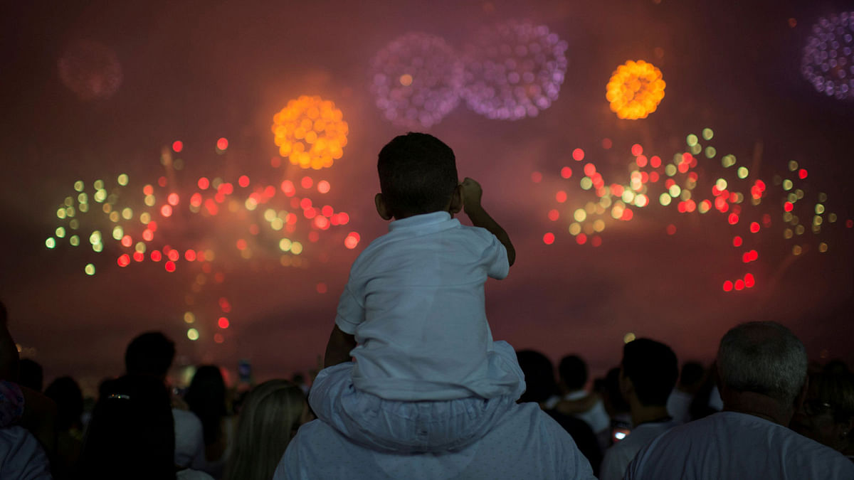 People watch as fireworks explode over Copacabana beach during New Year celebrations in Rio de Janeiro, Brazil 1 January, 2018. Photo: Reuters