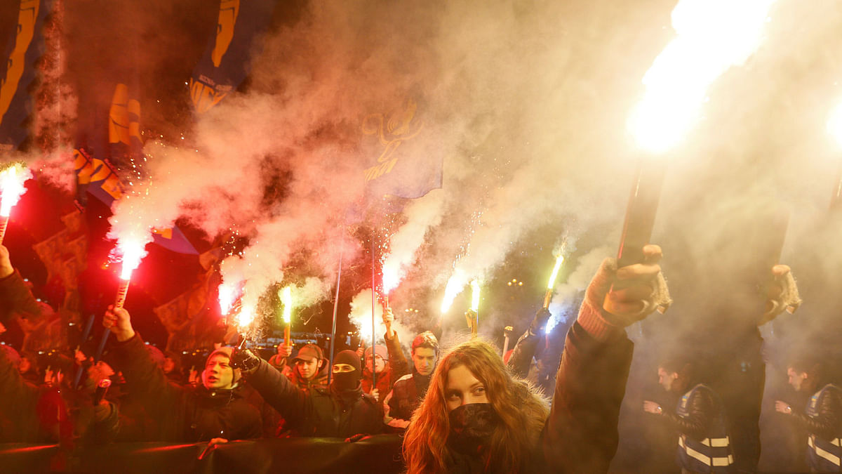 Activists of Ukrainian nationalist parties hold flares as they take part in a rally to mark the 109th anniversary of the birth of Stepan Bandera, one of the founders of the Organization of Ukrainian Nationalists (OUN), in Kiev, Ukraine on 1 January 2018. Photo: Reuters