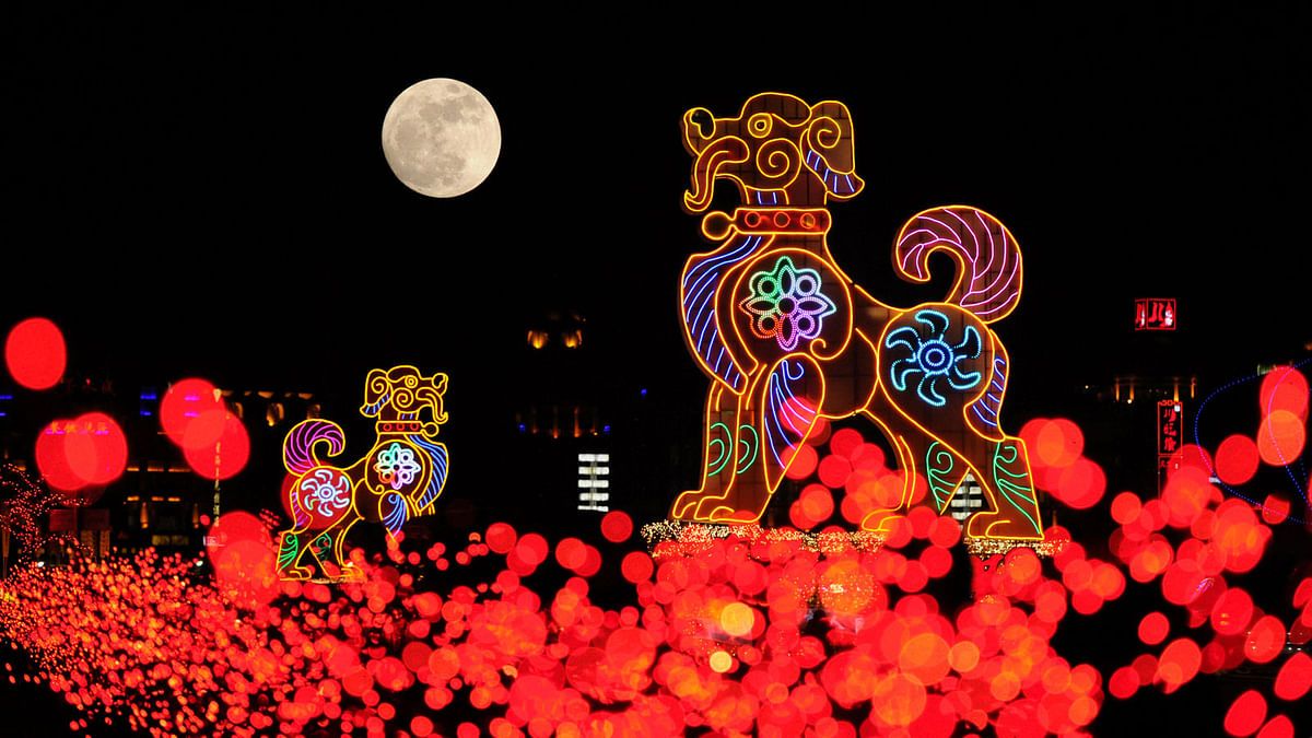 The supermoon is seen behind dog-shaped giant lanterns in Dalian, Liaoning province, China. Picture taken 1 January 2018. Photo: Reuters
