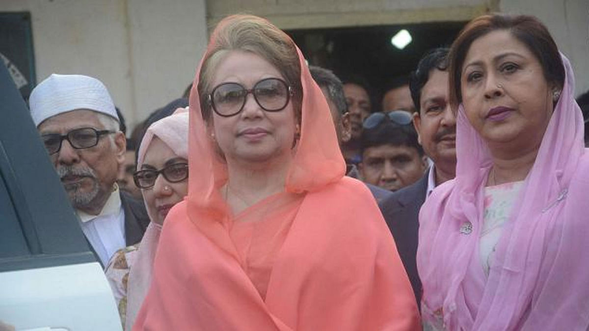 BNP chairperson Khaleda Zia leaves a Dhaka court. Prothom Alo file Photo