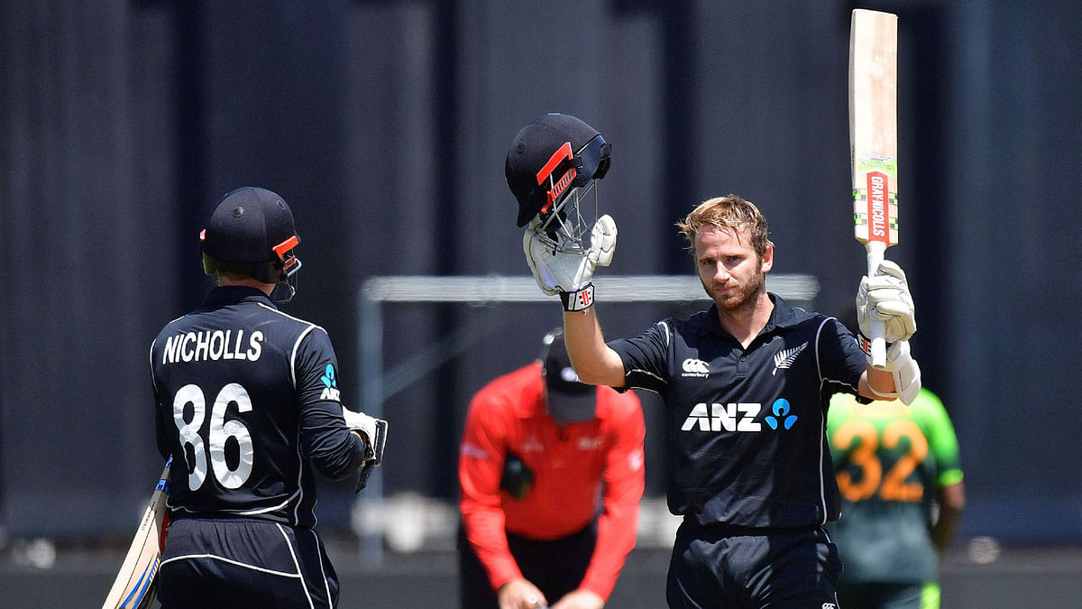 New Zealand's captain Kane Williamson (R) celebrates 100 runs with teammate Henry Nicholls during the first one day international cricket match against Pakistan at the Basin Reserve in Wellington on 6 January 2018. AFP