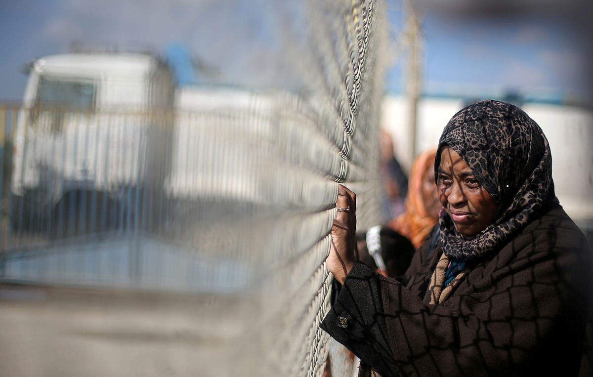 A Palestinian woman stands by a fence during a protest calling on Egypt to open Rafah border crossing, in the southern Gaza Strip on 7 January 2018. Photo: Reuters