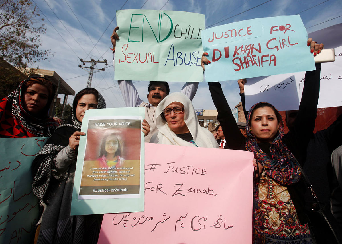 People chant slogans and hold signs to condemn the rape and killing of 7-year-old girl Zainab Ansari in Kasur, during a protest in Peshawar, Pakistan. Photo: Reuters