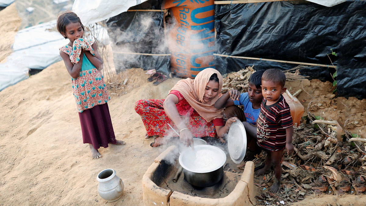 A Rohingya refugee woman cooks dinner at Palong Khali refugee camp near Cox`s Bazar. Photo: Reuters