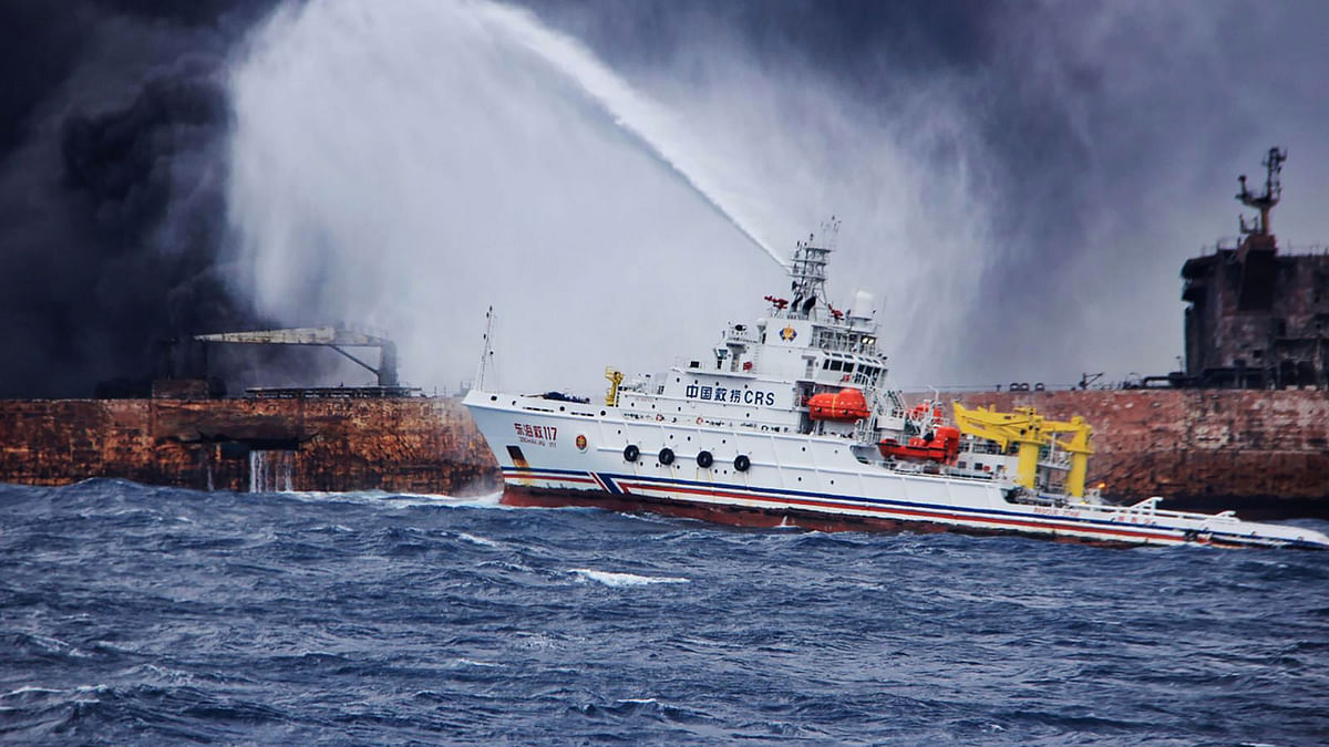Chinese firefighting vessel “Donghaijiu 117” spraying foam on the burning oil tanker “Shanchi” at sea off the coast of eastern China in 12 January 2018. Photo: AFP