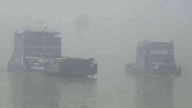 BIWTC authorities suspend ferry services between Paturia and Daultdia ghats for blurred visibility due to dense fog. Porthom Alo File Photo