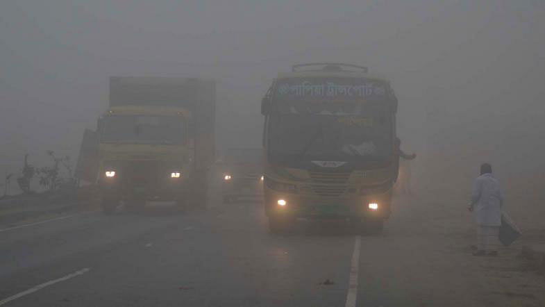 Drivers drive with ample risk amid dense fog on Dhaka-Chittagong highway in Comilla. Prothom Alo File Photo
