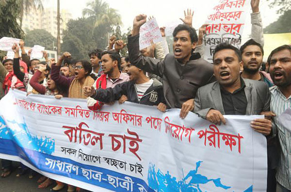 Candidates demonstrate demanding cancellation of the state-owned eight banks and financial institutions’ recruitment test. Photo: Abdus Salam