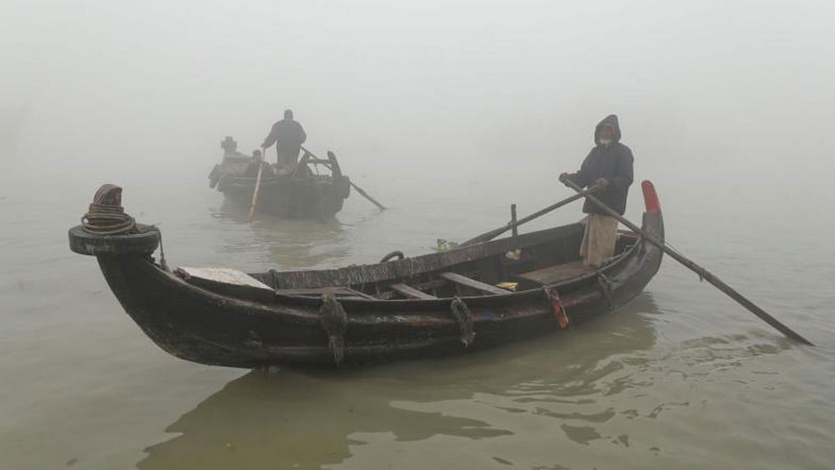 Boatmen struggle as the Karnaphuli river covered by dense fog in Fisheryghat area of Chittagong on 14 January, 2018. Photo: Sourav Das