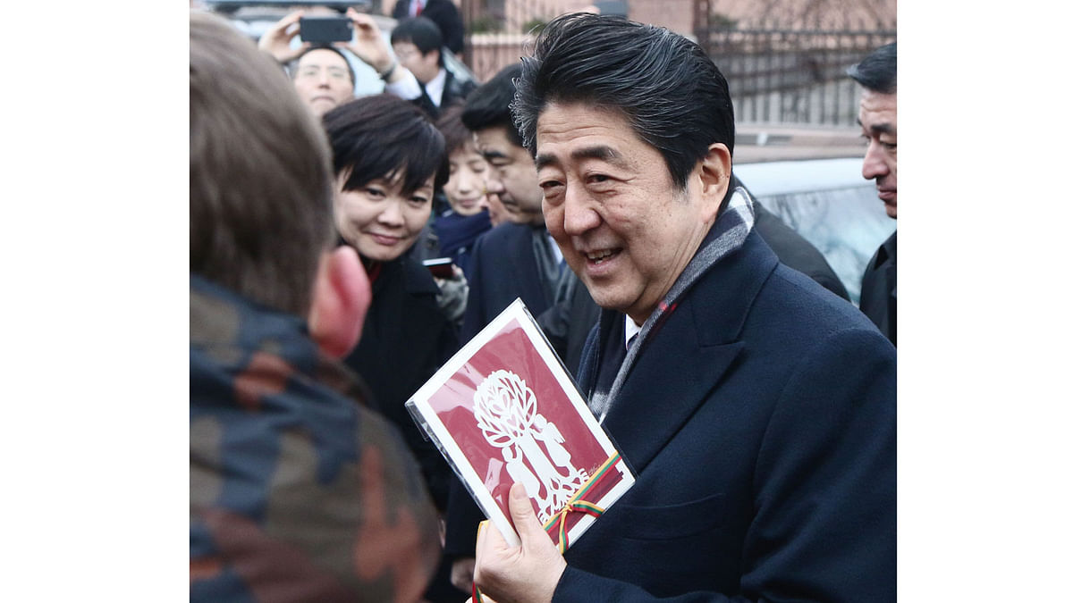 Japan`s Prime Minister Shinzo Abe (R) and his wife Akie Abe arrive at the Sugihara House in Kaunas, Lithuania, on 14 January 2018. Photo: AFP