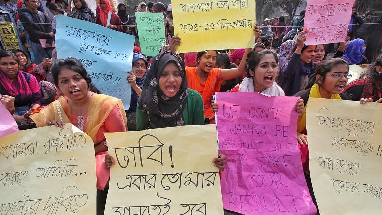 Students of seven colleges affiliated with the Dhaka University obstruct road at Nilkhet intersection in Dhaka on 18 January to press home several demands. Photo: Saiful Islam