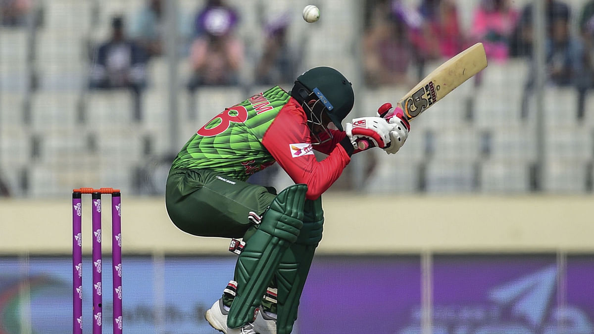 Bangladesh cricketer Tamim Iqbal tries to avoid a bouncer from Sri Lanka bowler Suranga Lakmal during the third one day international (ODI) cricket match of the Tri-Nations Series at the Sher-e-Bangla National Cricket Stadium in Dhaka on 19 January 2018. AFP