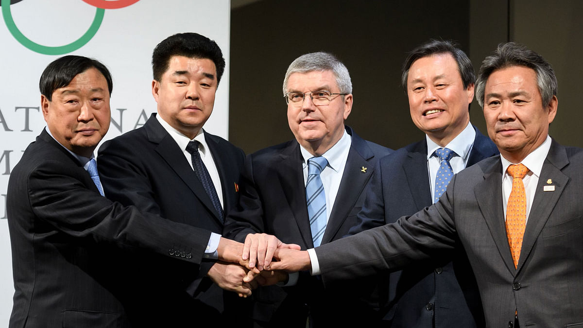 PyeongChang 2018 Olympics (POCOG) President Lee Hee-beom, North Korea`s sports minister and Olympic committee president Kim Il Guk, South Korean minister of culture, sports and tourism Do Jong-hwan, International Olympic Committee (IOC) president Thomas Bach and South Korea`s National Olympic Committee president Lee Kee-heung pose during a signing ceremony at the Olympic Musueum on 20 January, 2018 in Lausanne. Photo: AFP