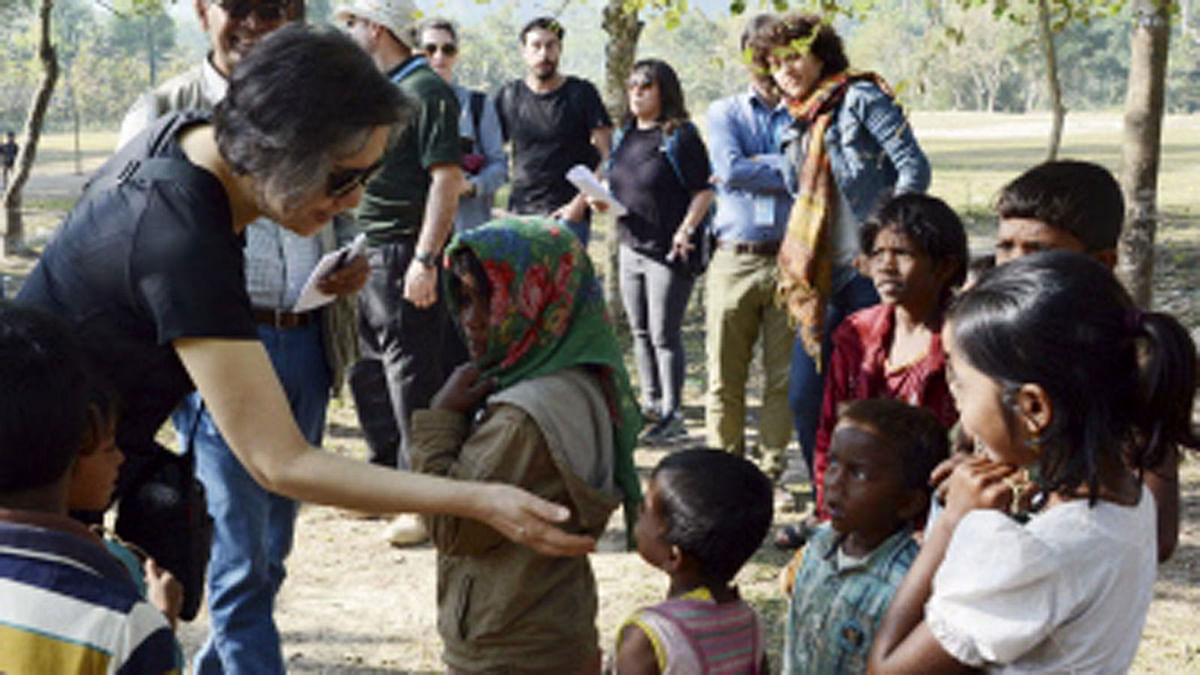 Yanghee Lee (L), the United Nation`s Special Rapporteur on the situation of human rights in Myanmar, visits a Rohingya camp in Bangladesh`s Cox`s Bazar on 20 January 2018.  Photo: AFP