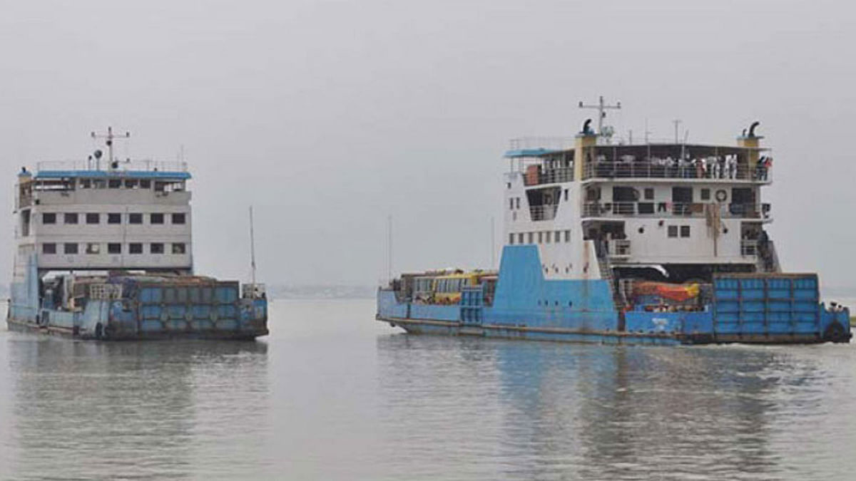 Paturia-Daulatdia ferry services resume after 2 hours' disruption due to thick fog. Photo: UNB