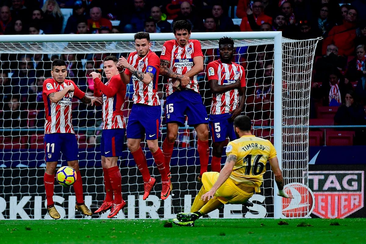 (L-R) Atletico Madrid's Argentinian forward Angel Correa, Atletico Madrid's French forward Kevin Gameiro, Atletico Madrid's Spanish midfielder Saul Niguez, Atletico Madrid's Montenegrin defender Stefan Savic and Atletico Madrid's Ghanaian midfielder Thomas jump to block a free kick by Girona's Spanish midfielder David Timor (R) during the Spanish league football match between Club Atletico de Madrid and Girona FC at the Wanda Metropolitano stadium in Madrid on 20 January, 2018. Photo: AFP