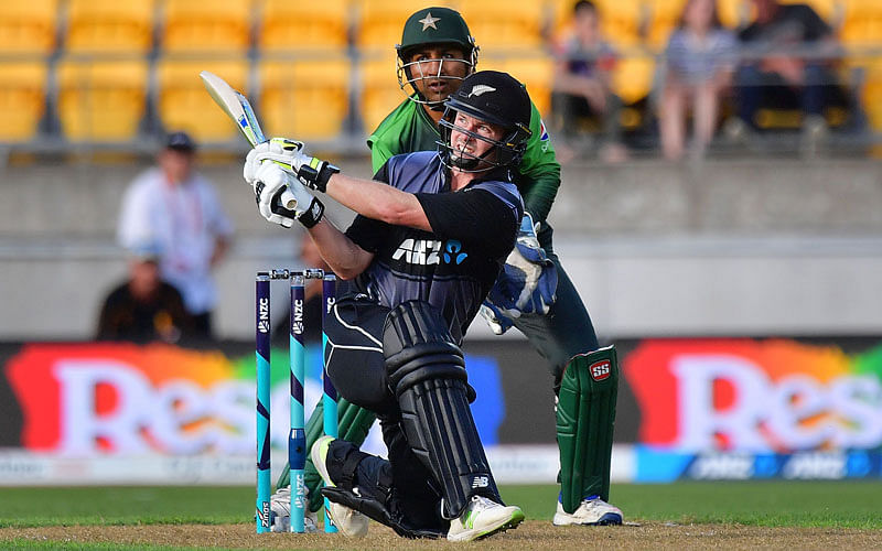 New Zealand`s Colin Munro plays a shot in front of Pakistan`s wicket-keeper Sarfraz Ahmed during the first Twenty20 international cricket match between New Zealand and Pakistan at Westpac Stadium in Wellington on 22 January, 2018. Photo: AFP