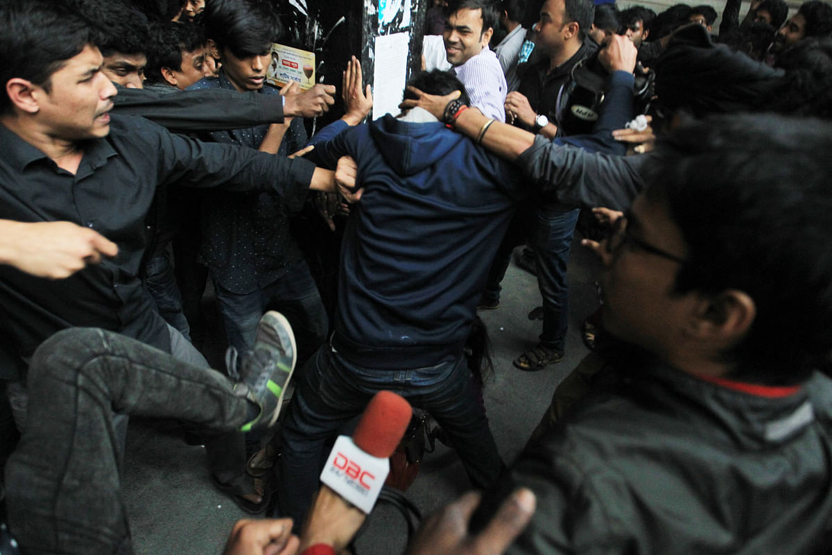 BCL leaders and activists beat demonstrators to disperse them from the entrance of the VC`s office on Tuesday afternoon. Photo: Sajid Hossain