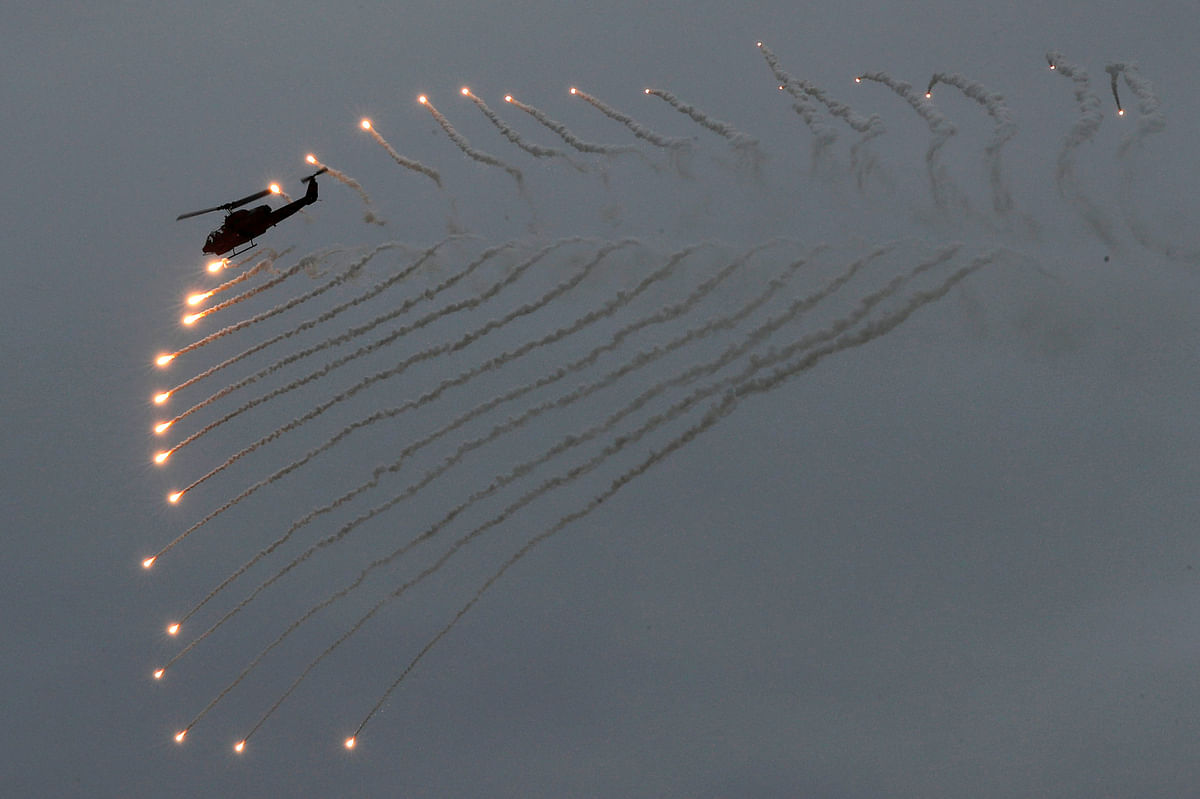 An AH-1W attack helicopter releases flares to avoid `enemy missile tracking` during a military drill in Hualien, eastern Taiwan, 30 January 2018. Photo: Reuters