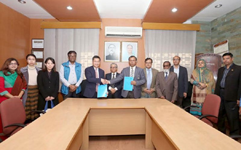 DU Treasurer Professor Dr Md Kamal Uddin and GIGCAS Director Dr Gan Zhang ink an agreement on behalf of their respective sides on Tuesday on DU campus. Photo: BSS