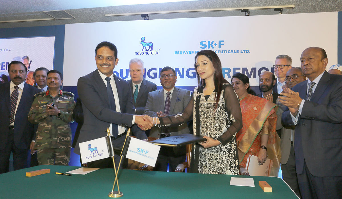 Novo Nordisk managing director Anand Shetty and managing director and CEO of the Eskayef Pharmaceuticals Limited Simeen Hossain sign a MoU for advanced insulin manufacturing in Dhaka on Wednesday. Photo: Prothom Alo