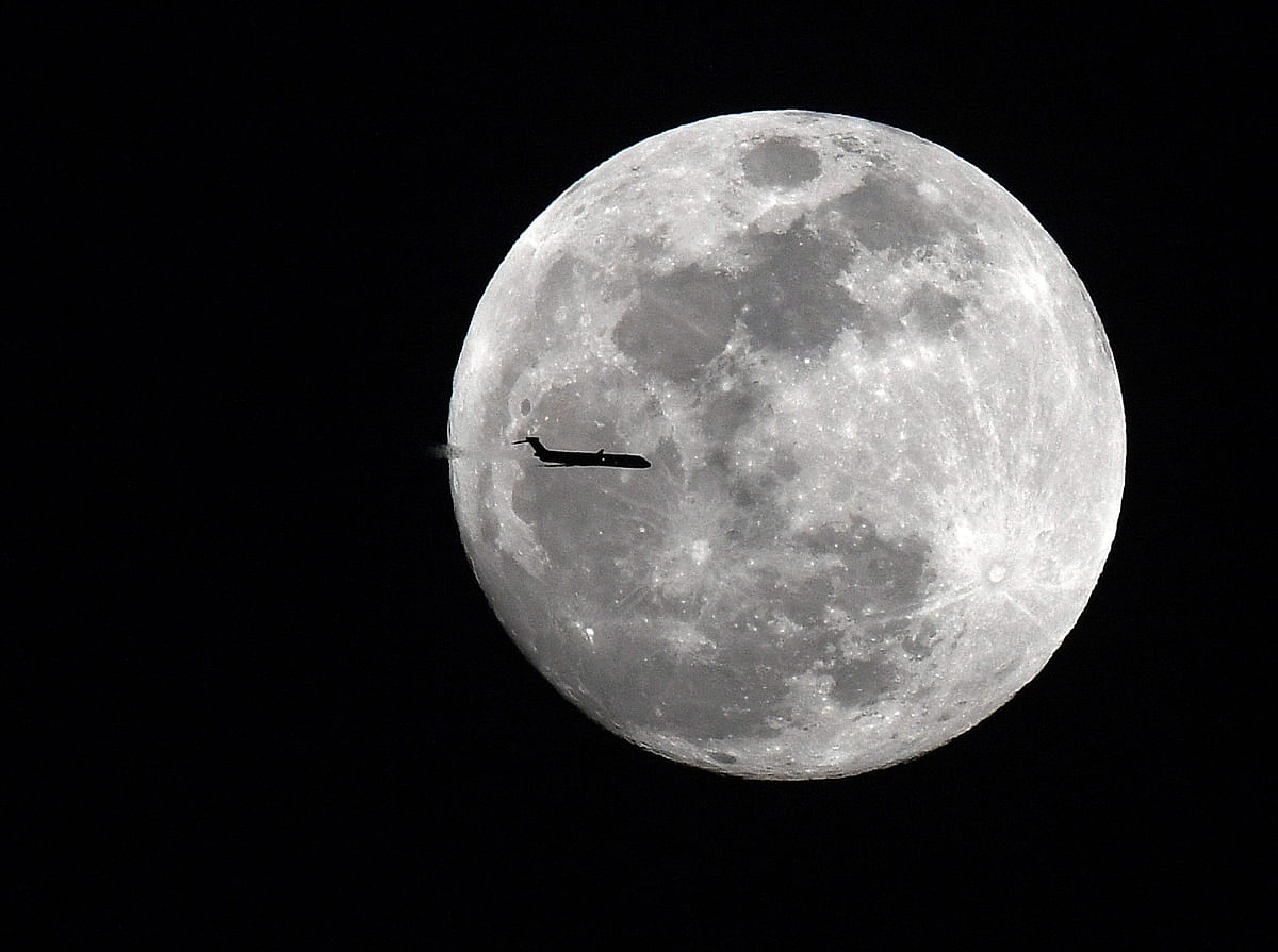 Delta flight 1789 a MD-90 aircraft from Atlanta to Jacksonville transits across the super moon over the evening sky in Georgia, USA on 30 January. Photo: Reuters