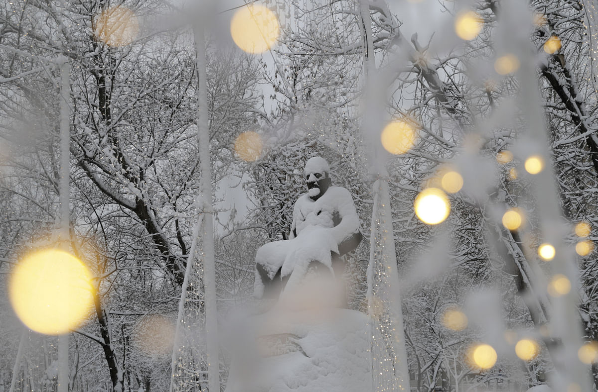 A view shows a monument to Kazakh poet Abai Kunanbayev after a heavy snowfall, with illumination lights seen in the foreground, in Moscow, Russia on 31 January 2018. Photo: Reuters