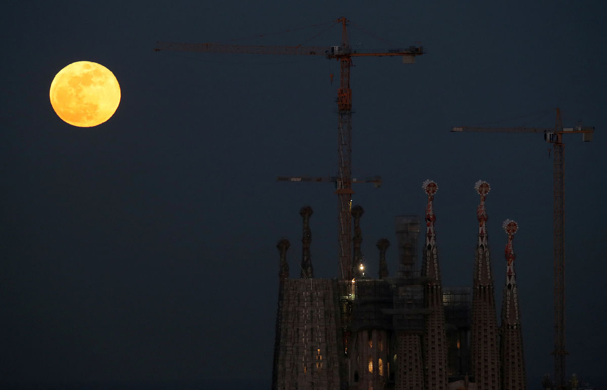 A full moon `Super Blue Blood Moon` rises behind Sagrada Familia Basilica in Barcelona, Spain on 31 January 2018. Photo: Reuters