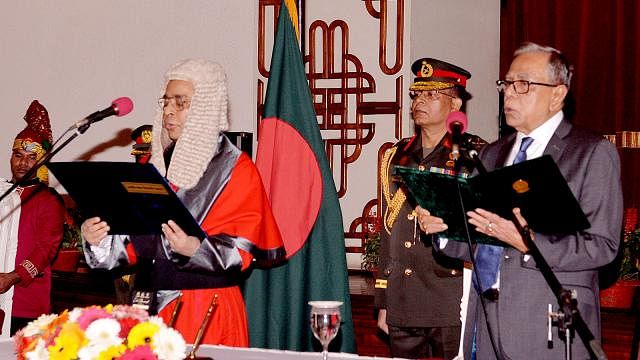 Syed Mahmud Hossain takes oath as chief justice (CJ) administered by president Abdul Hamid at Bangabhaban on Saturday. Photo: PID