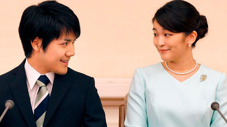 This file photo taken on 3 September, 2017 shows princess Mako (R), the eldest daughter of prince Akishino and Princess Kiko, and her fiancee Kei Komuro (L), smiling during a press conference to announce their engagement at the Akasaka East Residence in Tokyo. Photo: AFP