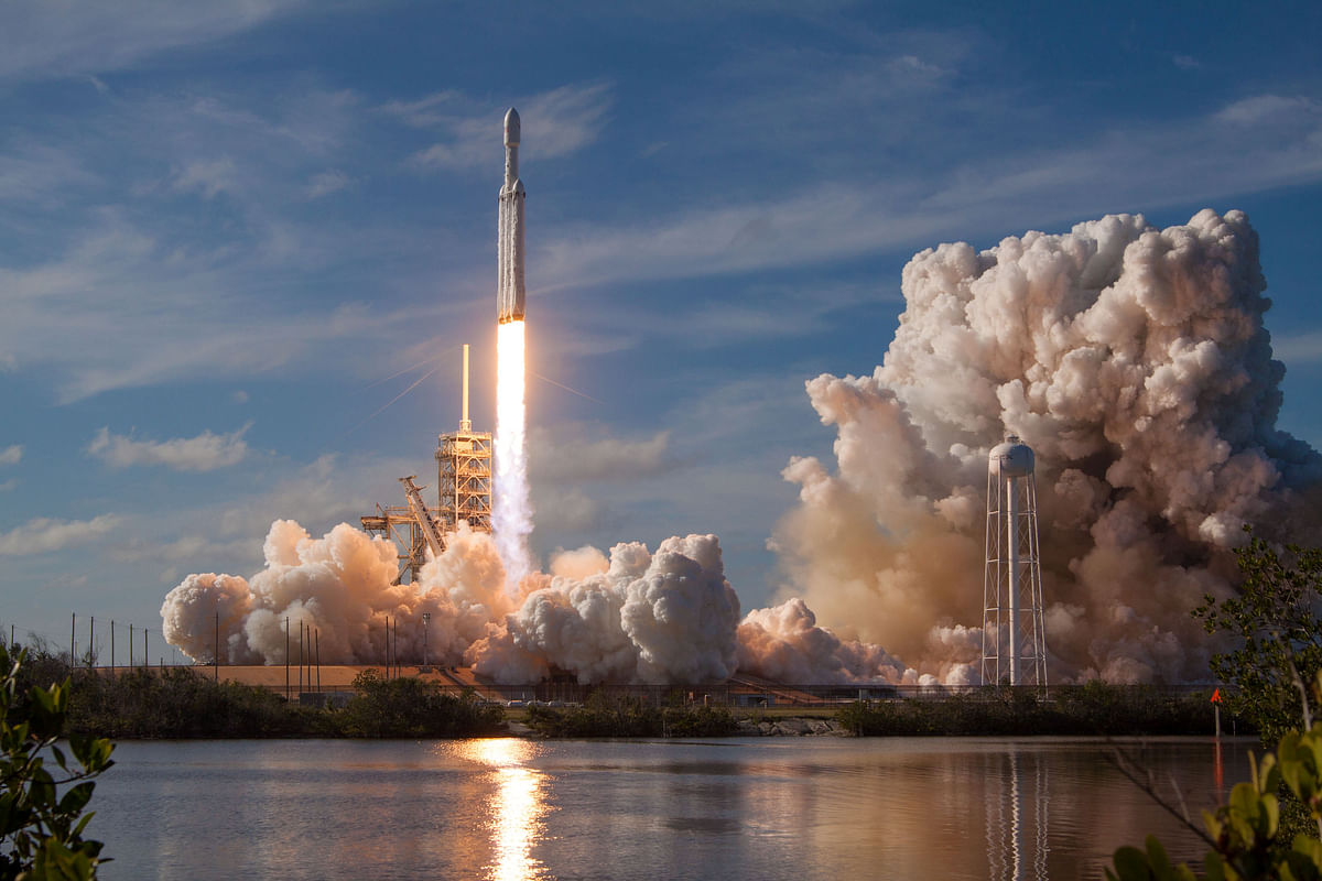 The most powerful rocket of the world `SpaceX Falcon Heavy` lifts off from launch pad 39A at Kennedy Space Center on 6 February in Cape Canaveral, Florida. Photo: AFP