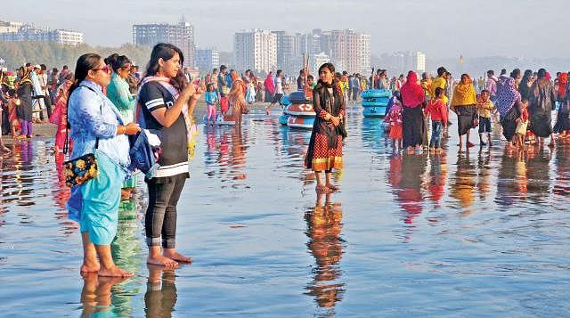 Tourists at Cox's Bazar sea beach. Prothom Alo file photo